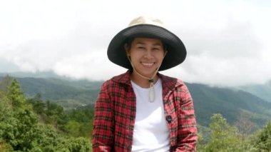 Dışarıdayken hava kirliliğinden ya da virüs salgınından korunmak için yüz maskesi takan Asyalı kadın portresi. Sağlık hizmeti kavramı.