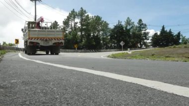 Kamyonu olan asfalt yol tepeye çıkıyor..