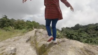 Ulusal Park 'ta doğa ile birlikte yürüyen ve eğlenen arka plandaki kadın gezginin yakın çekimi..