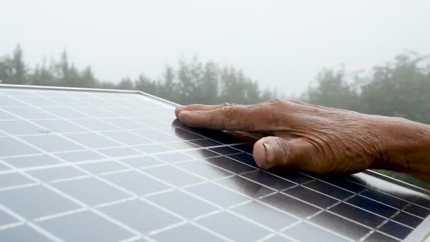 Nahaufnahme Der Hand Beim Berühren Des Solarzellenpolsters Nebligen Morgen Freien — Stockvideo