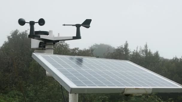 用气象仪器测量安森山峰顶的风速 湿度及太阳能电池系统 — 图库视频影像