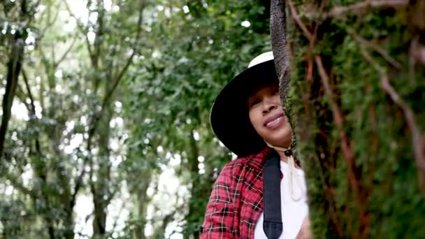 Kvinna Kramar Gammalt Träd Försiktigt Med Leende Skogen Naturskyddskoncept Världsmiljödagen — Stockvideo