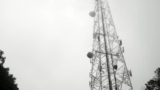 Torri Telecomunicazione Con Antenne Parabola Satellitare Mattino Nebbioso Sulla Montagna — Video Stock