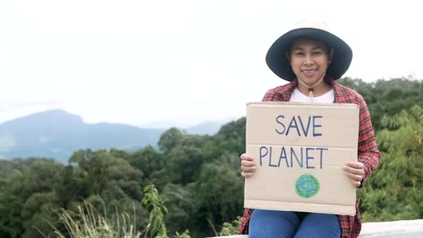 Volontärer Som Håller Naturskyddsbanderoll Skogen Begreppet Världsmiljödagen Noll Avfall — Stockvideo