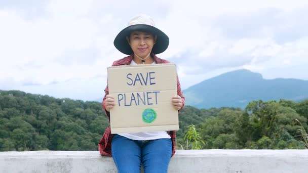 Volontärer Som Håller Naturskyddsbanderoll Skogen Begreppet Världsmiljödagen Noll Avfall — Stockvideo