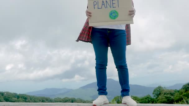 森の中に自然保護旗を掲げるボランティア 世界環境デーのコンセプト 廃棄物ゼロ — ストック動画
