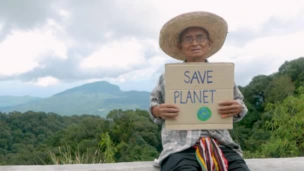 Volontari Che Tengono Uno Striscione Conservazione Della Natura Nella Foresta — Video Stock