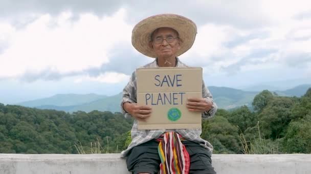 Добровольці Тримають Природоохоронний Прапор Лісі Концепція Всесвітнього Дня Навколишнього Середовища — стокове відео