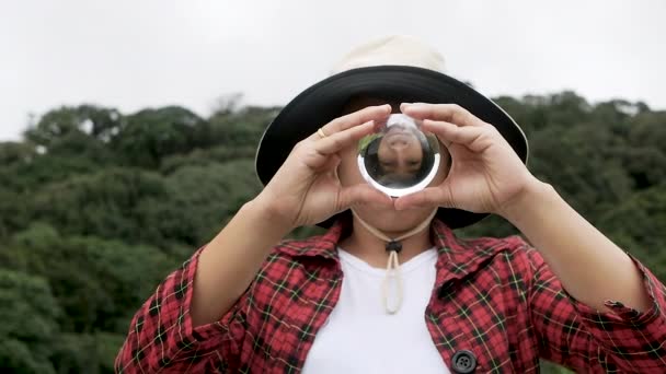 Femme Asiatique Tenant Regarder Dans Une Boule Cristal Magique Verre — Video