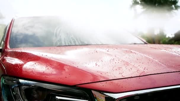 高圧水噴霧器洗浄車を使用している間に車に流れる水の滴の閉鎖 — ストック動画