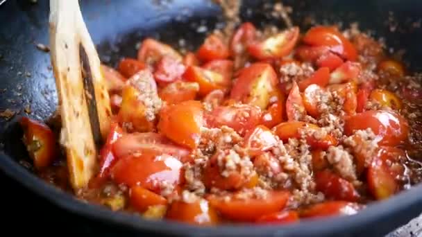 Primer Plano Cocción Tomates Chuletas Cerdo Pasta Curry Rojo Sartén — Vídeo de stock