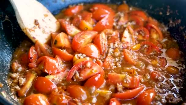 Zbliżenie Gotowania Pomidorów Kotletów Wieprzowych Czerwonej Paście Curry Patelni Nam — Wideo stockowe