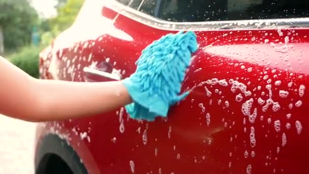 Close Mão Está Lavando Carro Por Mitt Com Bolhas Sabão — Vídeo de Stock