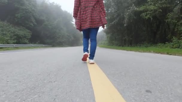 Γυναίκα Ταξιδιώτη Περπάτημα Και Χαλάρωση Στην Άσφαλτο Δρόμο Μεταξύ Της — Αρχείο Βίντεο