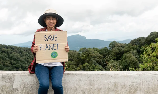 Voluntarios Con Una Pancarta Conservación Naturaleza Bosque Concepto Del Día — Foto de Stock
