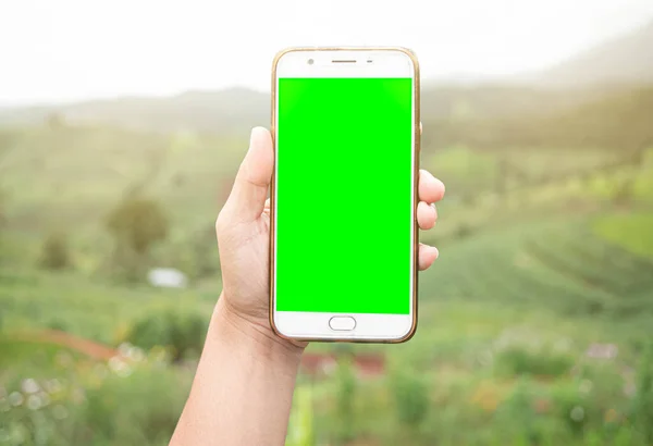 Fechar Mão Segurando Smartphone Com Tela Branco Fundo Montanha — Fotografia de Stock
