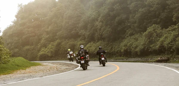 Tres Ciclistas Montando Motocicletas Grandes Recorriendo Parque Nacional Inthanon Tailandia —  Fotos de Stock