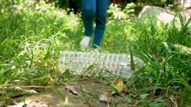 Gönüllülerin çoğu parktaki çöpleri topluyor. Çevre plastik kirliliği. Dünya Çevre Günü konsepti. Sıfır atık.
