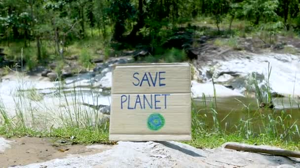 Das Naturschutzschild Bachlauf Hintergrund Das Konzept Des Weltumwelttages Keine Verschwendung — Stockvideo