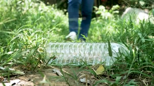 Крупным Планом Добровольцы Сидят Собирают Мусор Парке Пластиковые Загрязнения Окружающей — стоковое видео