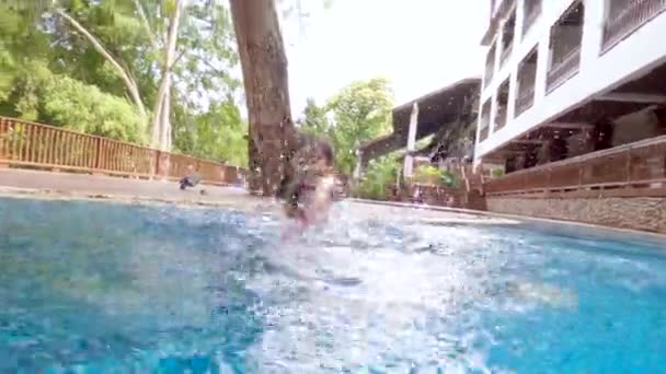 Sıcak Bir Yaz Gününde Mutlu Bir Anne Kızı Havuzda Oynuyorlar — Stok video