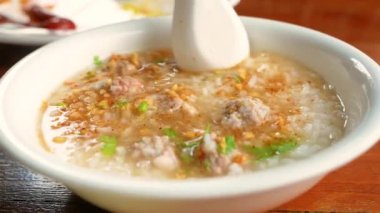 Kadın elinin kaşıkla kaynamış pirinci domuz etiyle kepçelemesi ve kahvaltıda beyaz bir kasede kızarmış sarımsak kullanması..