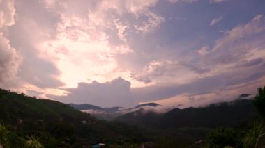 Sabahın erken saatlerinde fantastik gökyüzü ile dağların zaman kayması.