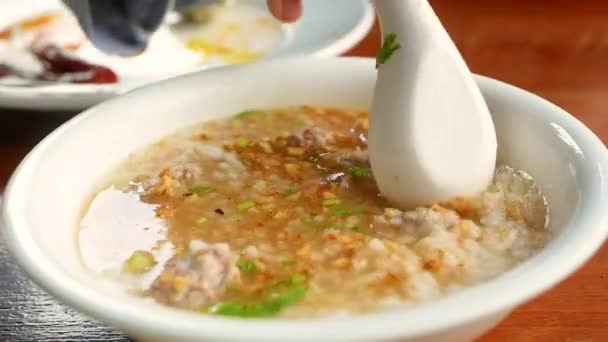 식사로 그릇에 돼지고기와 마늘과 숟가락으로 퍼내는 — 비디오