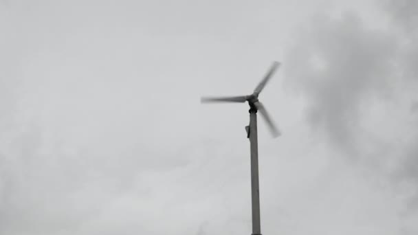 Turbinas Eólicas Estão Girando Fundo Céu Nublado Estação Chuvosa Produção — Vídeo de Stock