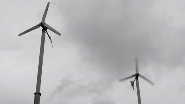 Vindturbinene Snurrer Rundt Skyet Himmelbakgrunn Regntiden Produksjon Grønn Energi – stockvideo