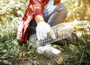 Gönüllülerin çoğu parktaki çöpleri topluyor. Çevre plastik kirliliği. Dünya Çevre Günü konsepti. Sıfır atık.