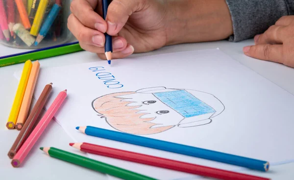 彩色鉛筆で描かれた手のクローズアップ コロナウイルスに対してマスクをした男の描写 — ストック写真