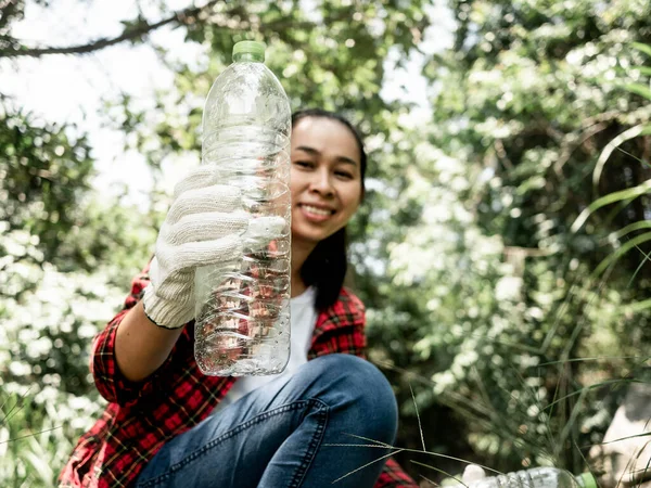 Cerca Voluntarios Sientan Recogen Basura Parque Medio Ambiente Contaminación Plástica — Foto de Stock