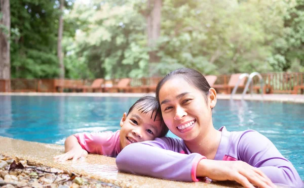 여름날 수영장에서 미소짓고 어머니와 복하게 휴가중의 가정생활 — 스톡 사진