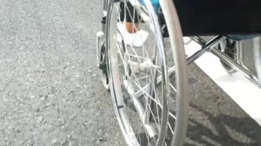 Annemin bacakları, tekerlekli sandalyede kızı iterken parkta dinlenirken. Engelli, çocukluk kavramı.