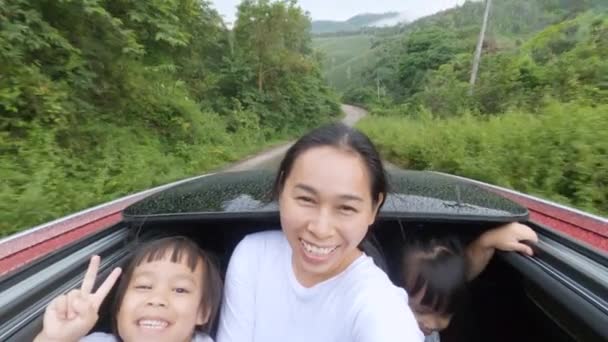 Feliz Ásia Mãe Crianças Até Acenando Através Carro Sunroof — Vídeo de Stock