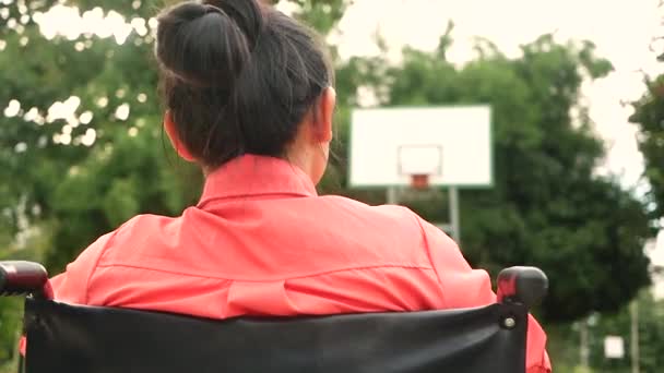 Молодая Женщина Сидя Инвалидной Коляске Делая Жесты Бросает Мяч Стадион — стоковое видео