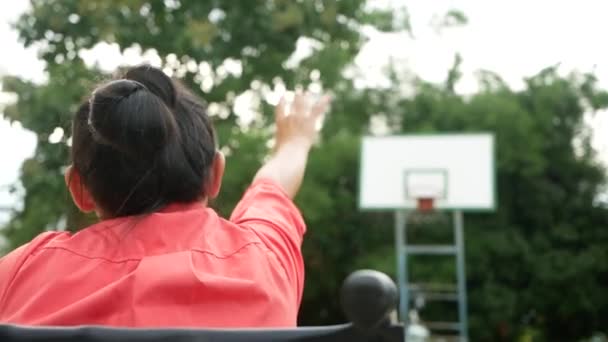 Młoda Kobieta Siedząca Wózku Inwalidzkim Wykonująca Gesty Rzuca Piłkę Stadion — Wideo stockowe