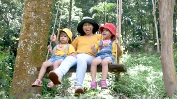 Glad Asiatisk Familj Spelar Swing Utomhus Parken Sommaren — Stockvideo