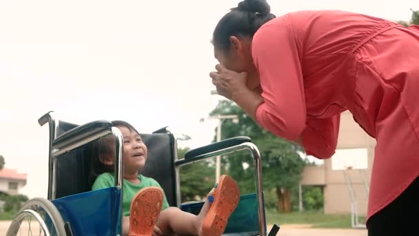 Niña Discapacitada Silla Ruedas Relajándose Afuera Parque Con Madre Discapacitados — Vídeos de Stock