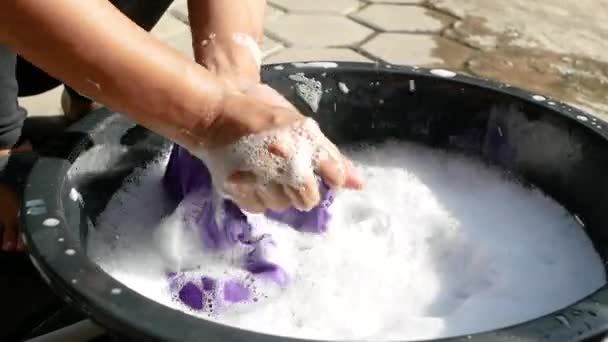 Vrouwen Wassen Kleding Met Hand Met Wasmiddel Emaille Begrippen Huishoudelijk — Stockvideo