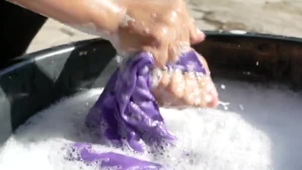 女人在搪瓷器皿里用清洁剂洗手 家庭工作和卫生概念 — 图库视频影像