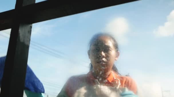 Kobieta Nosząca Ochronne Rękawice Czyszczące Okno Poprzez Spryskiwanie Środkami Czyszczącymi — Wideo stockowe