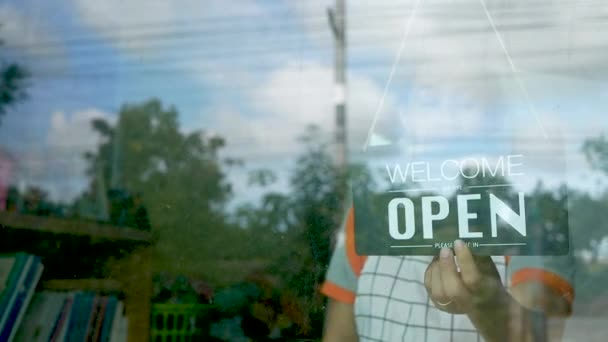 Kadın Mağaza Sahibi Dükkânın Kapısının Önündeki Tabelayı Kapatıyor Corona Virüsü — Stok video