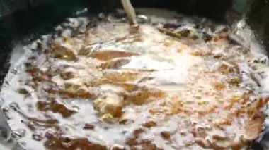 Kızartma tavasında kızarmış balığa yaklaş..