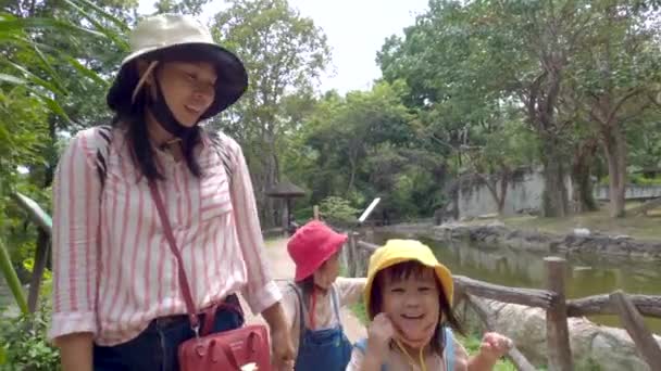 Asian Mother Children Walking Field Trip Vacation Summer Zoo Childhood — Stock Video