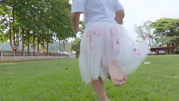 Närbild Barn Nakna Fötter Som Löper Gräsplanen Parken Utomhus Begreppet — Stockvideo