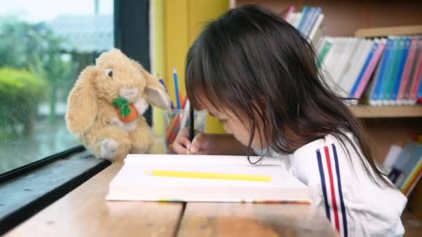 Nettes Kleines Mädchen Malt Hause Mit Buntstiften Das Papier — Stockvideo