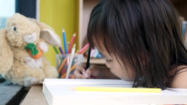 Nettes Kleines Mädchen Malt Hause Mit Buntstiften Das Papier — Stockvideo