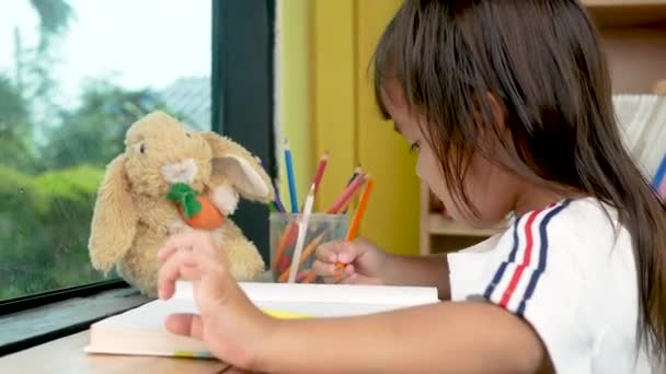 Carino Bambina Sta Dipingendo Matite Colorate Nella Carta Casa — Video Stock